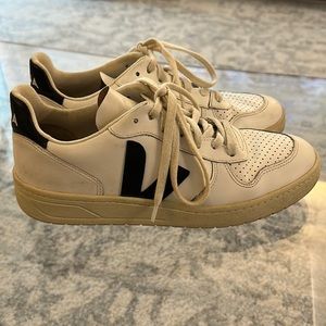 Veja v-10 shoes size 9